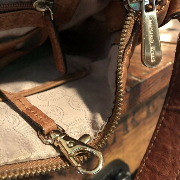 MICHAEL KORS~ASTOR~GOLD STUDDED PEBBLED LEATHER - Picture 4 of 8